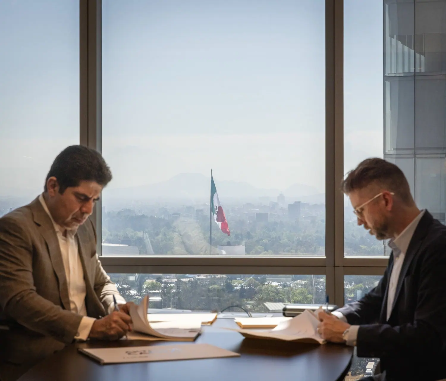Gaston Sosa, chairman of Aktiva Capital, and Derrick Grahn, CEO of The Coveted Group, formalizing their agreement in Mexico City.